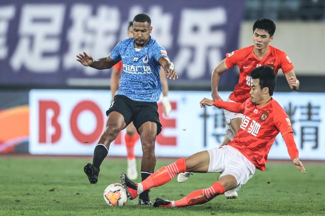 救火4场7分 武汉三镇考虑让代理主教练邓卓翔转正